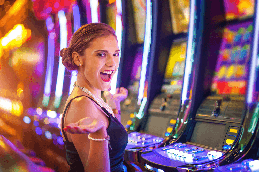 Frau gewinnt einen progressiven Jackpot am Spielautomaten